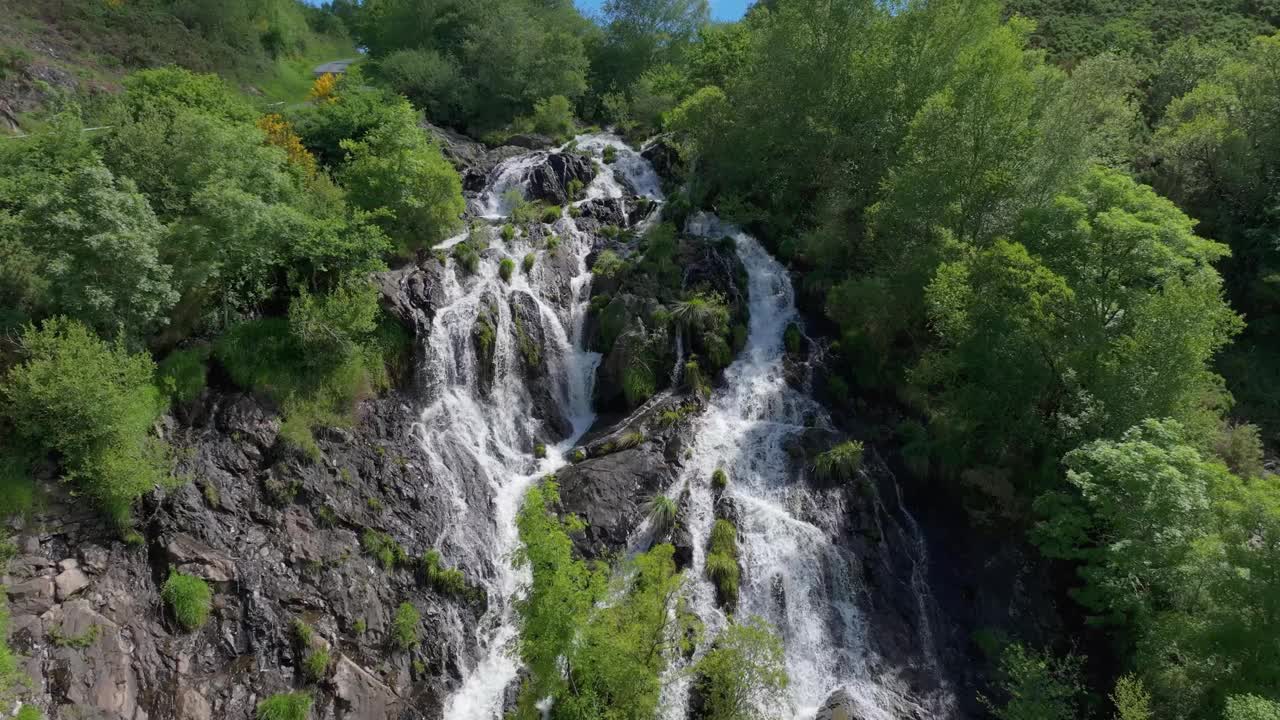 高耸的岩石山脉和流动的河流视频素材