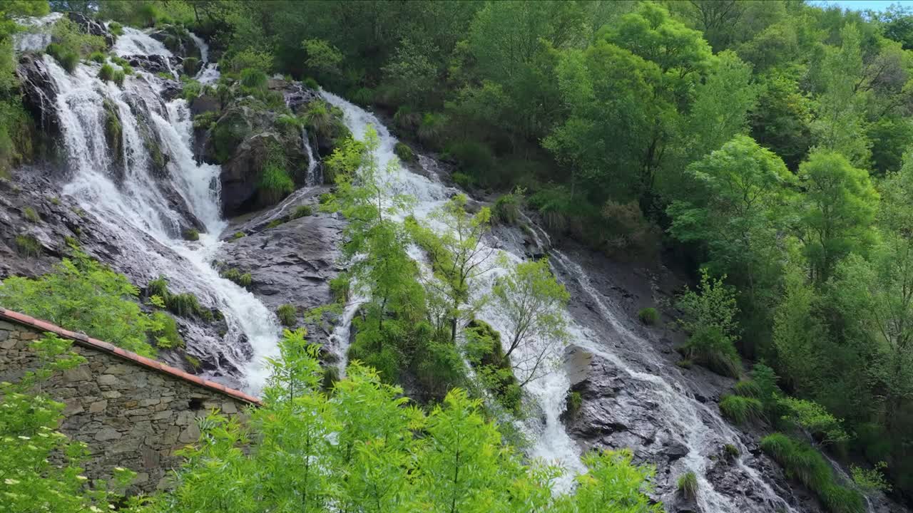 美丽的瀑布视频素材