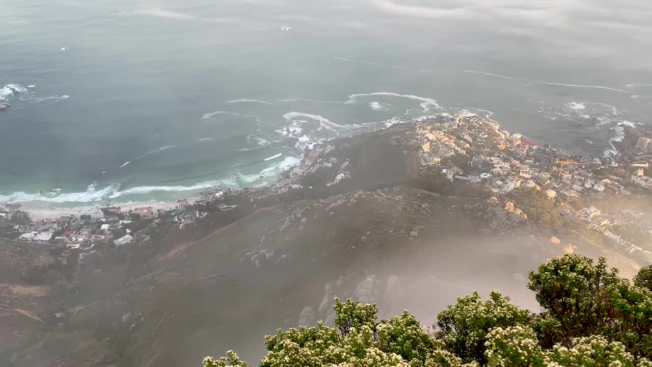 开普敦狮头山顶的日出。视频素材