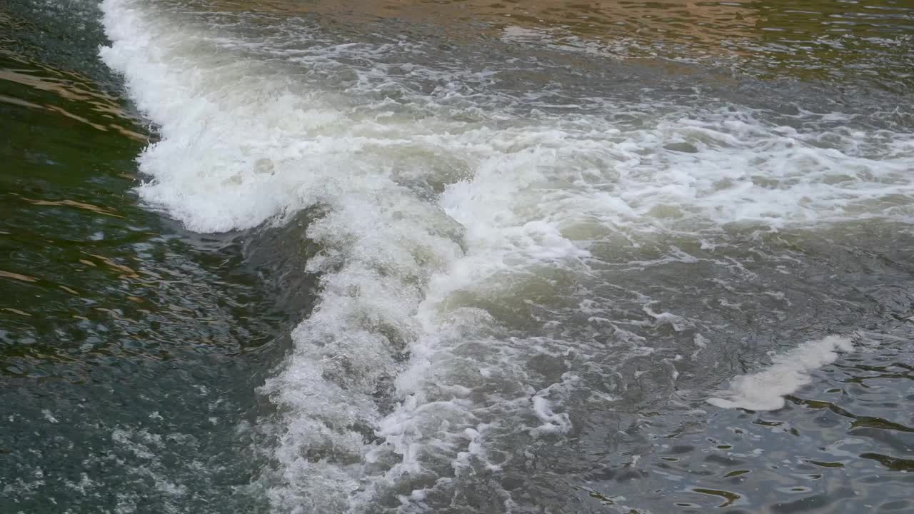 河水顺流而下的水流视频下载