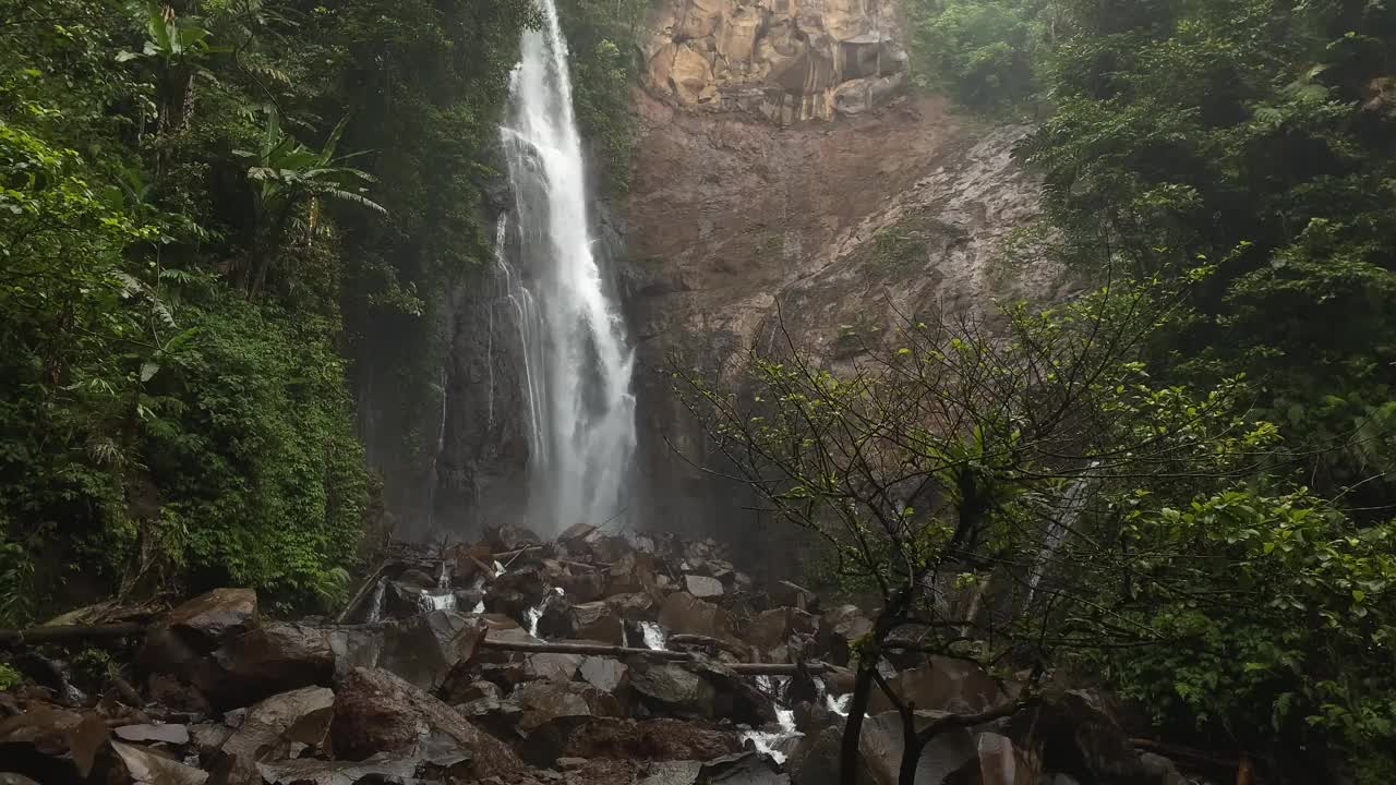 印度尼西亚西爪哇岛茂物市的奇卡拉恰克瀑布发生山体滑坡，带来了食物和雨水视频素材