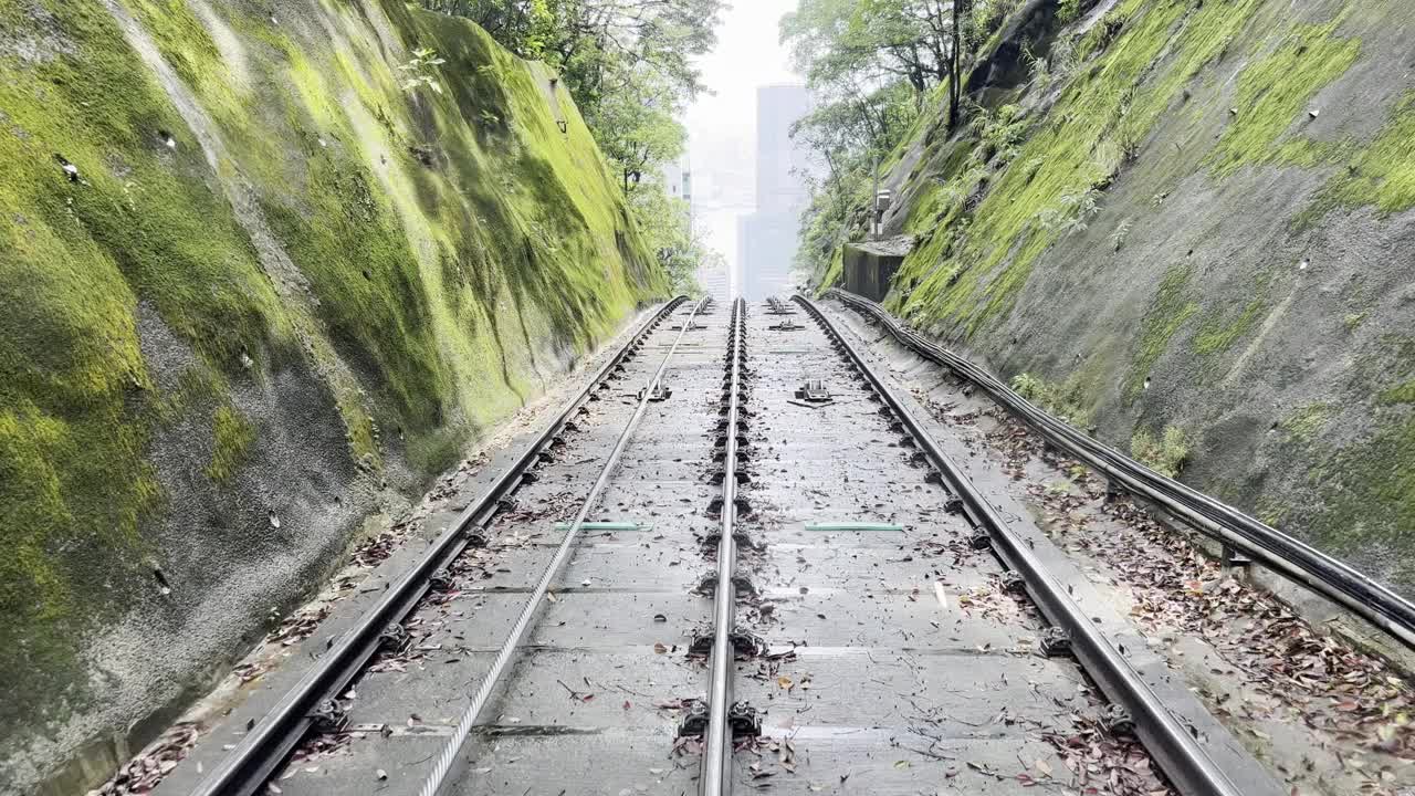 乘坐山顶缆车登上香港山顶视频下载