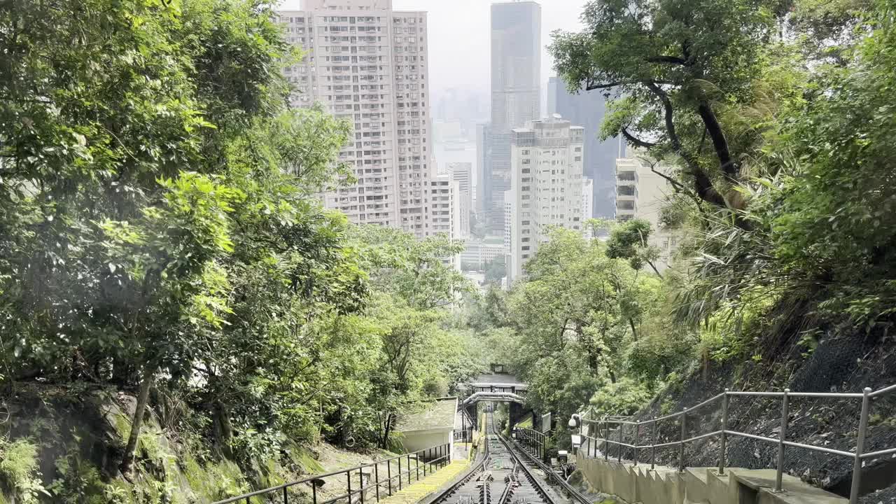 乘坐山顶缆车登上香港山顶视频素材