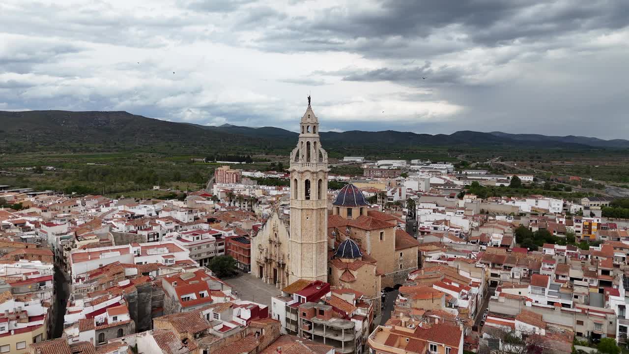 西班牙Alcala de Chivert圣胡安包蒂斯塔无人机教堂鸟瞰图。视频下载