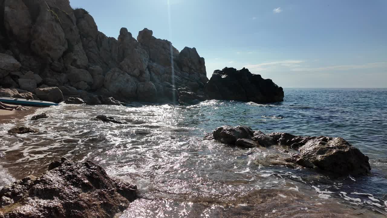 西班牙空旷的岩石海滩上美丽的海景，蓝天，背景，4K视频下载