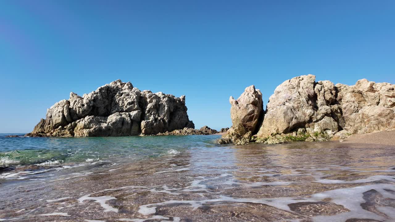 西班牙空旷的岩石海滩上美丽的海景，蓝天，背景，4K视频素材