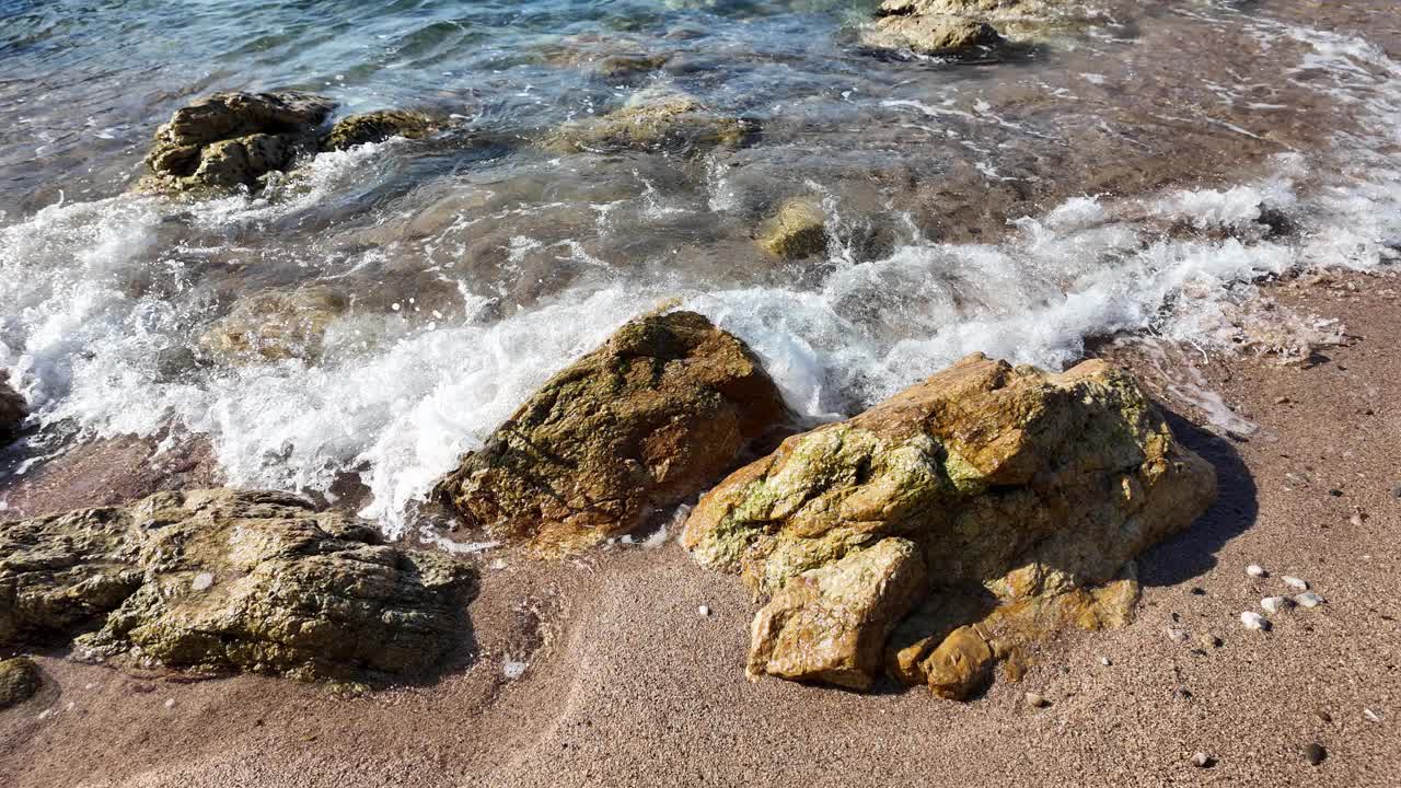 美丽的海浪，泡沫，沙滩上的岩石在水面上的反射，水平4K背景视频下载