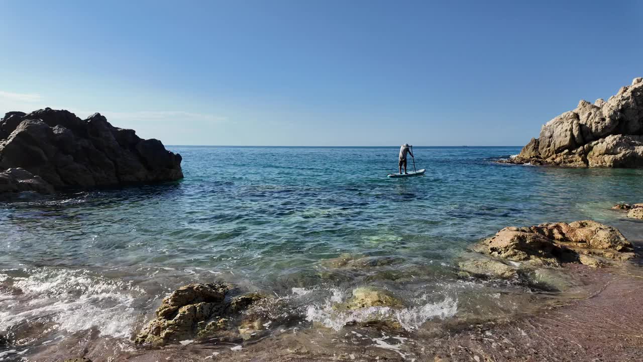 桨板上的男人，美丽的海景，4K视频下载