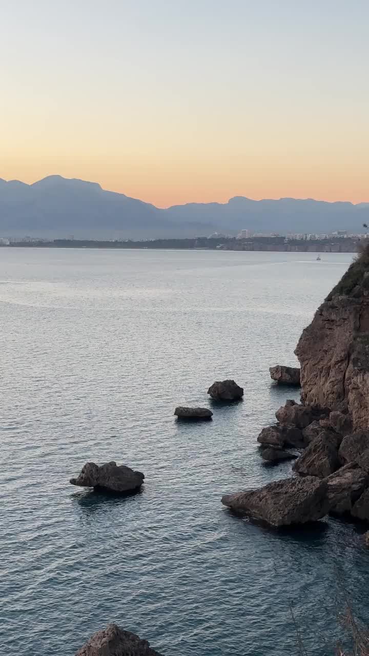 悬崖上的海景和城市风光。视频下载