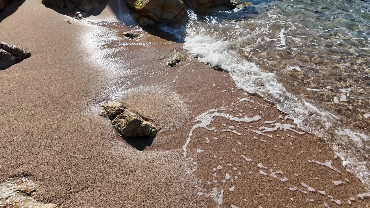 美丽的海浪，泡沫，沙滩上的岩石在水面上的反射，水平4K背景视频下载