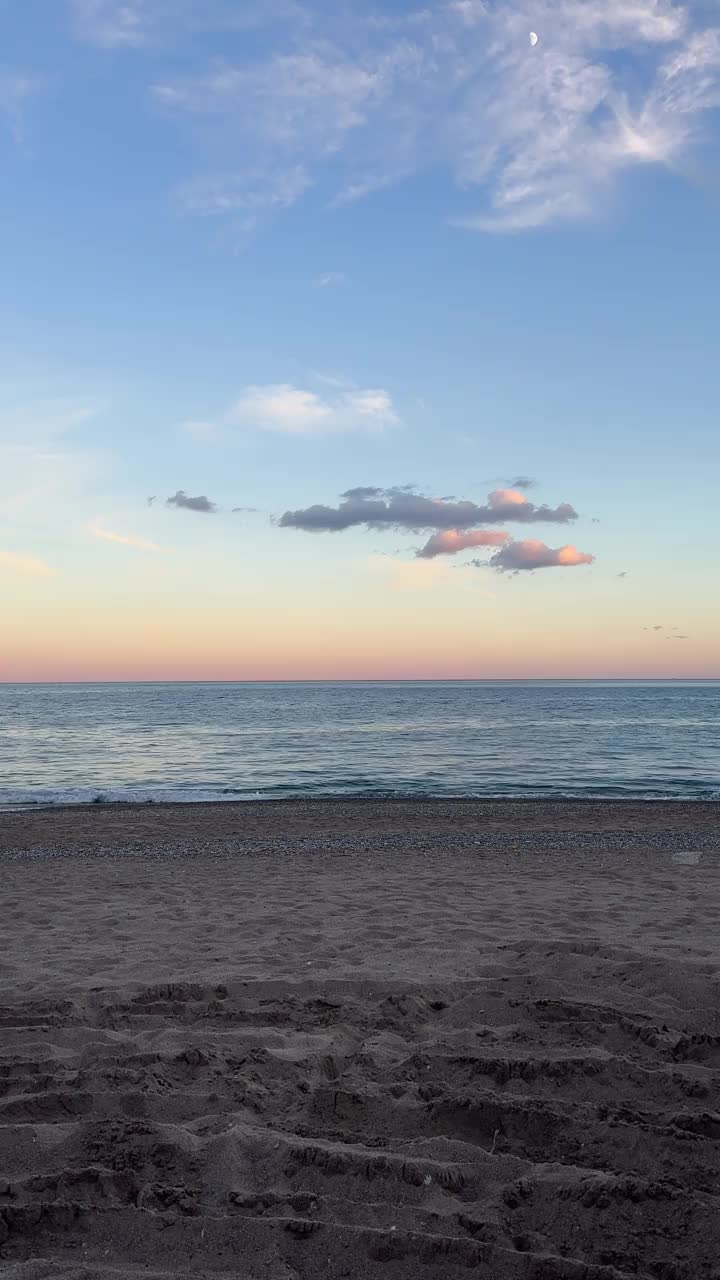 日落时的海滩、大海和天空。视频下载