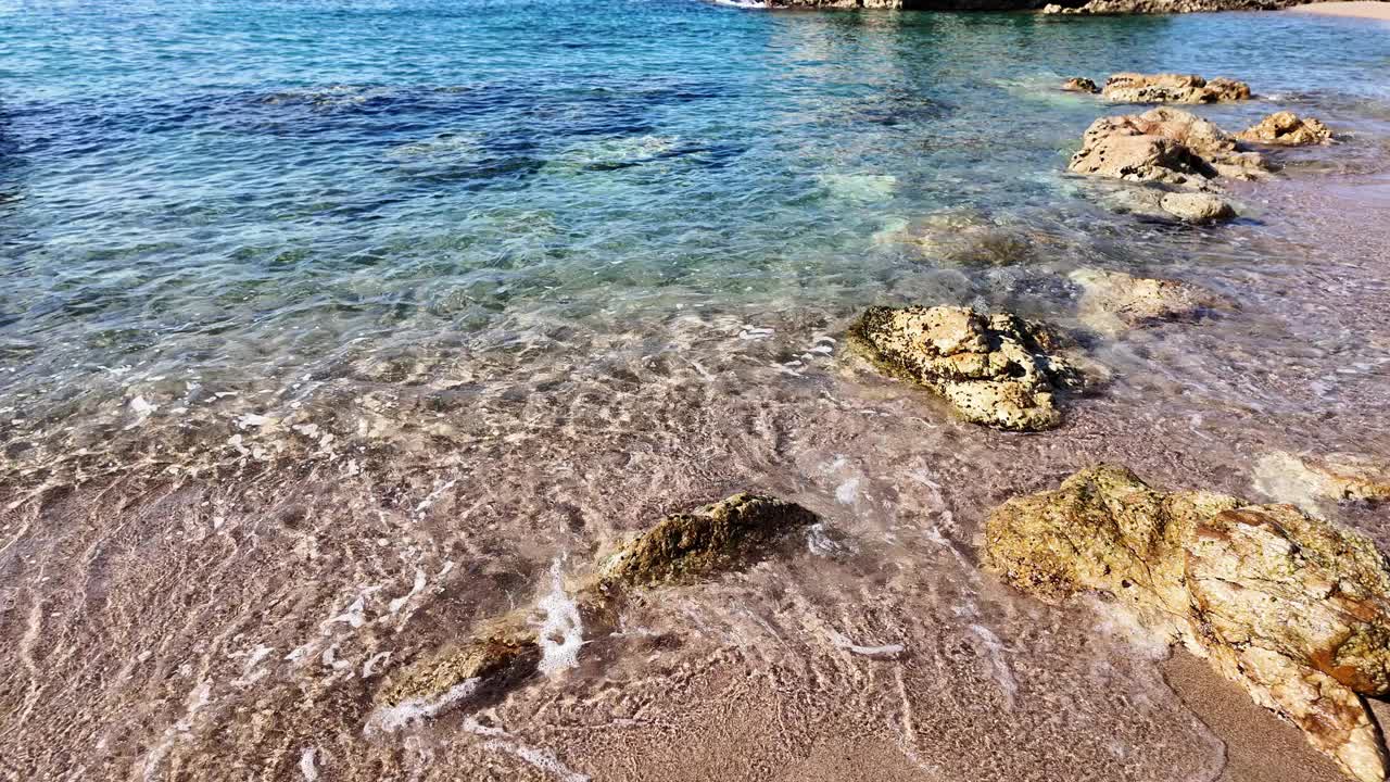 西班牙空旷的岩石海滩上美丽的海景，蓝天，背景，4K视频下载