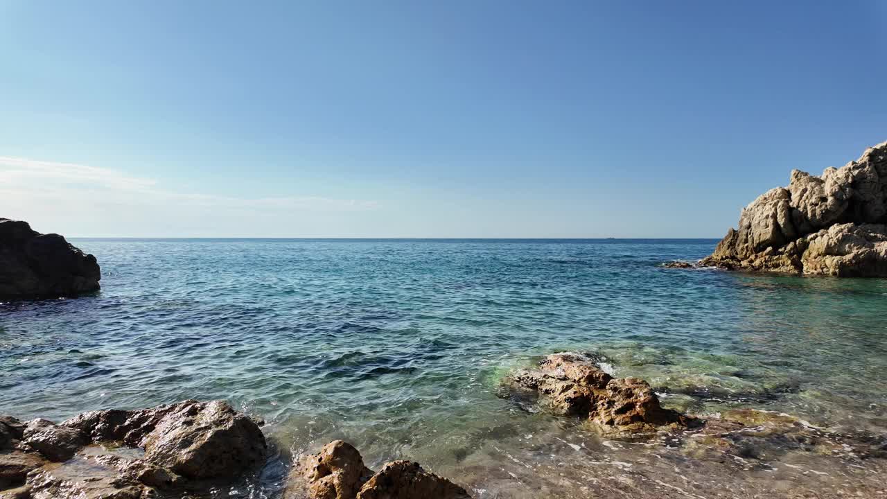 西班牙空旷的岩石海滩上美丽的海景，蓝天，背景，4K视频素材