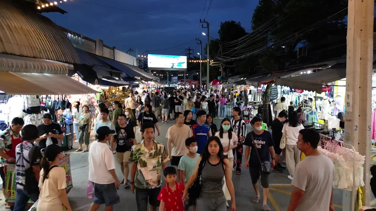 傍晚时分，乍都乍(Chatuchak)市场上熙熙攘攘的人群视频下载