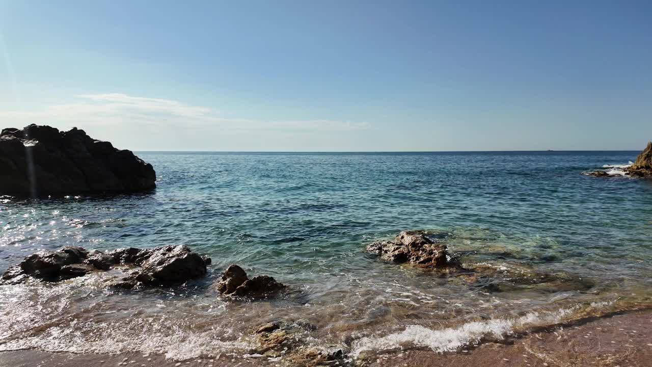 西班牙空旷的岩石海滩上美丽的海景，蓝天，背景，4K视频素材