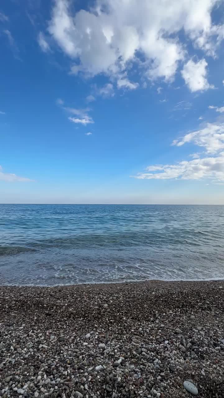 华丽的海和云在垂直框架。视频下载