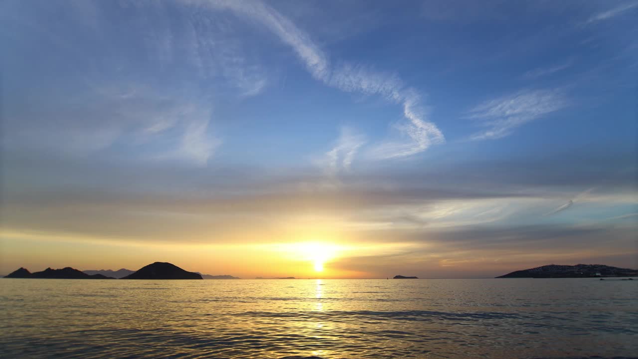 日落时的海景。海岸上的灯塔。海滨小镇Turgutreis和壮观的日落。视频下载