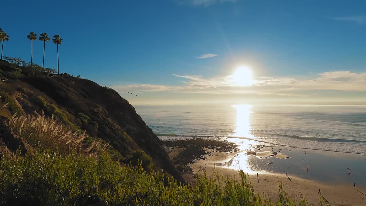 享受宁静的海滩日落与悬崖和海岸线在一个美丽的海岸景观视频素材