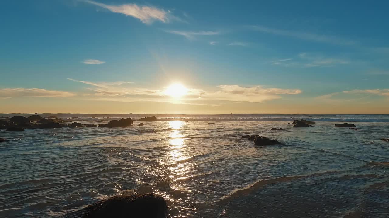 当黄昏降临，一个宁静的夜晚展现在崎岖的海岸线上，在万里无云的天空下视频素材