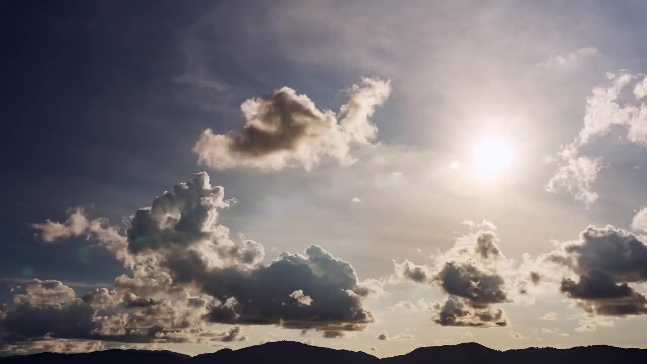 延时镜头的风暴云在海上，黑暗的风暴云通过视频延时，高质量的镜头云在海上景观背景视频素材