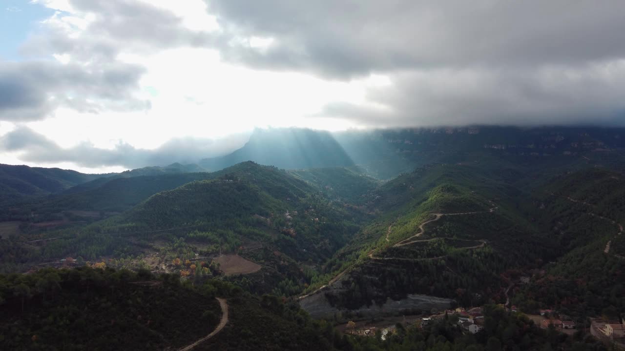 蒙特塞拉特和马加内尔山脉的壮丽景色，阳光穿透云层视频素材