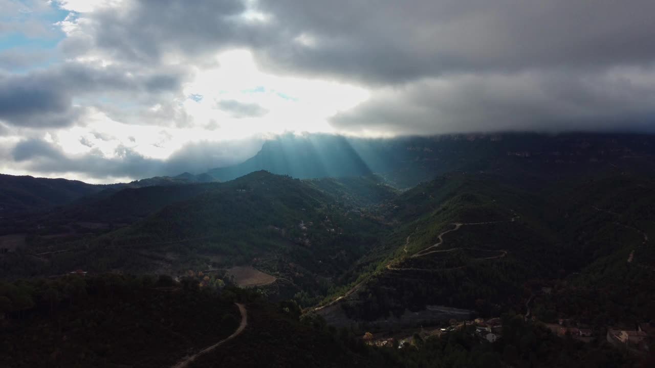 阳光穿透云层，照耀在巴塞罗那的蒙特塞拉特山和马加内尔山视频素材