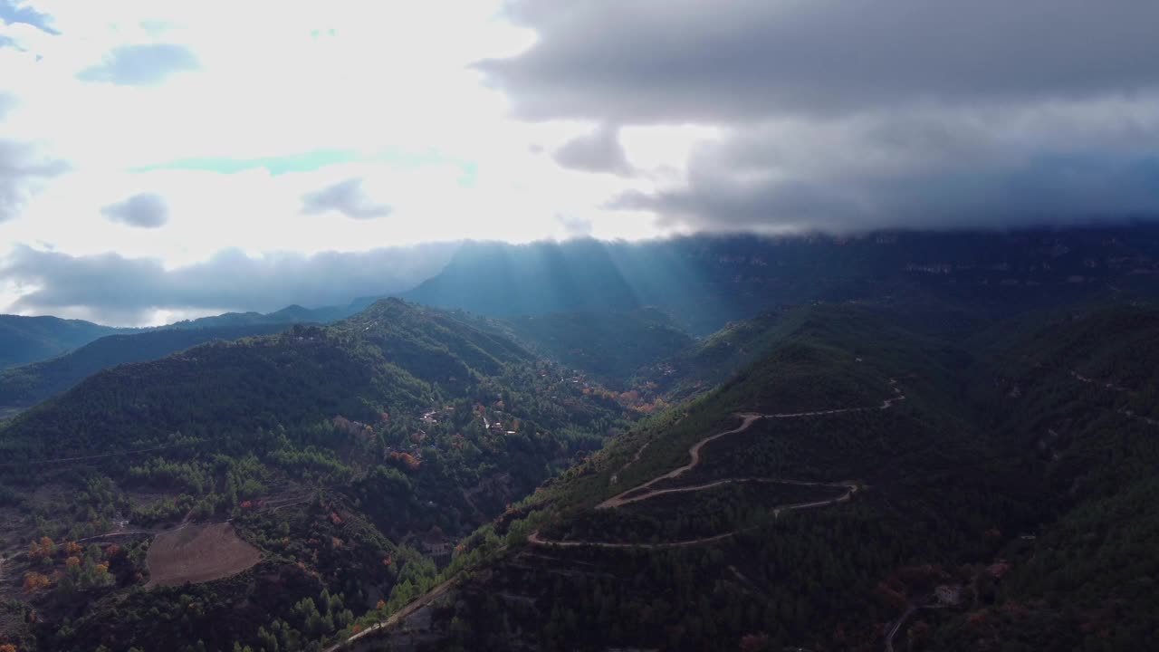 巴塞罗那蒙特塞拉特和马加内尔上空的山景，阳光穿透云层视频素材