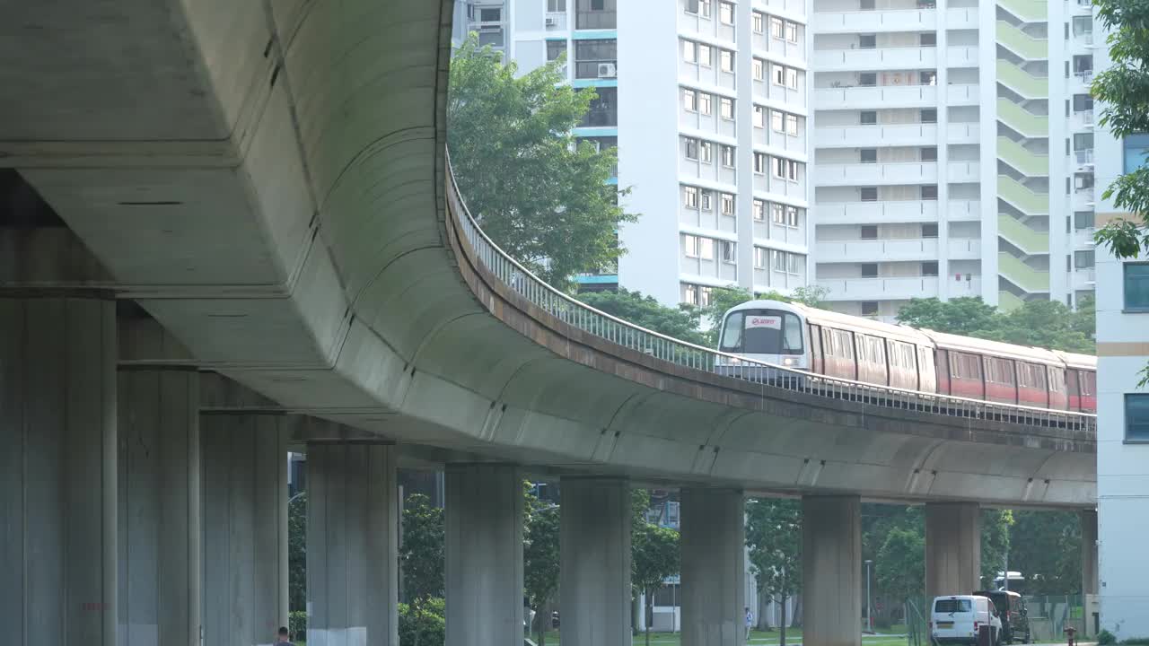 一列穿过住宅区的火车视频下载