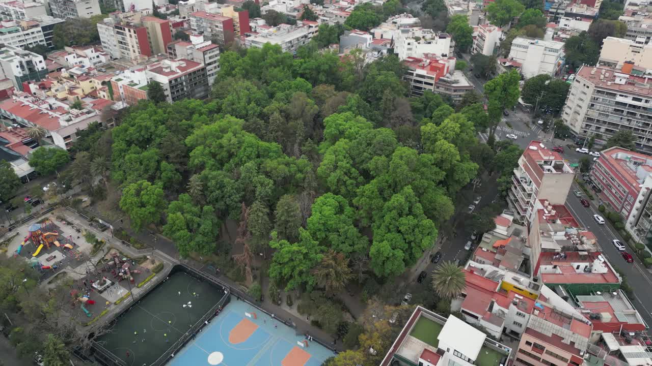 从无人机的角度来看，墨西哥城的拿破仑殖民地视频素材