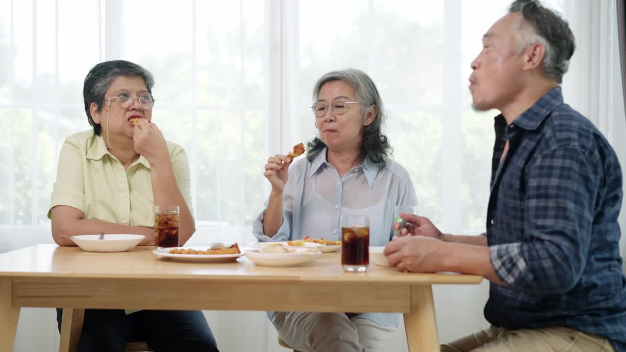 享用快餐，谈笑风生的老年朋友视频素材