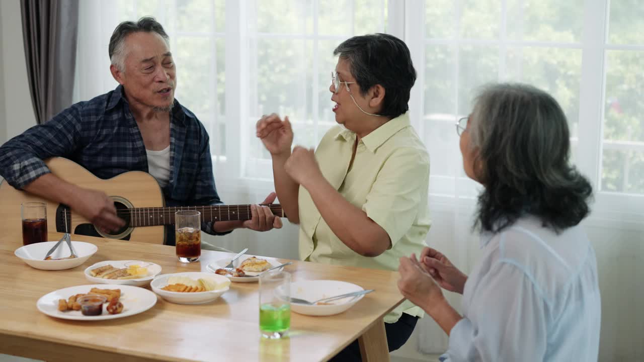 用吉他和歌曲分享快乐视频素材