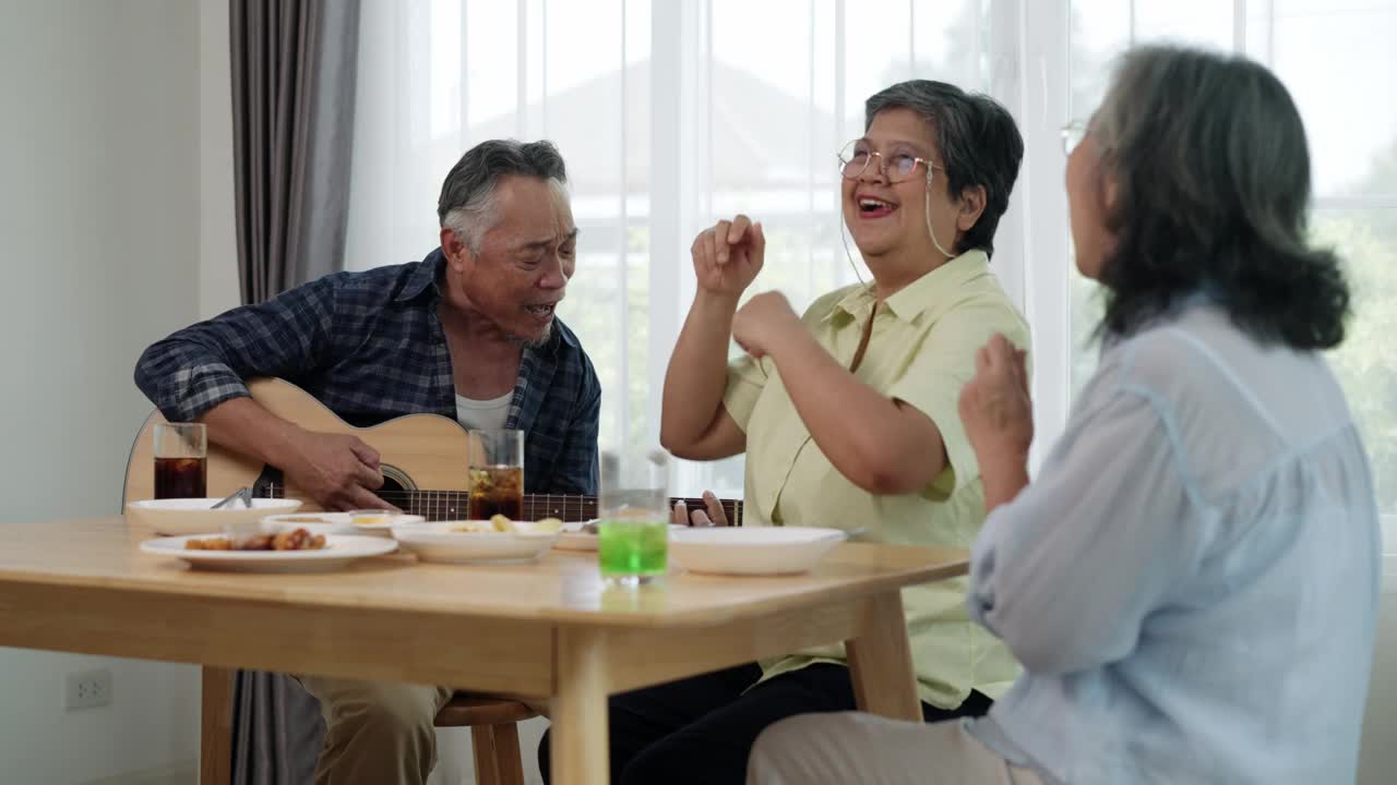 老年友人暖心音乐会视频素材