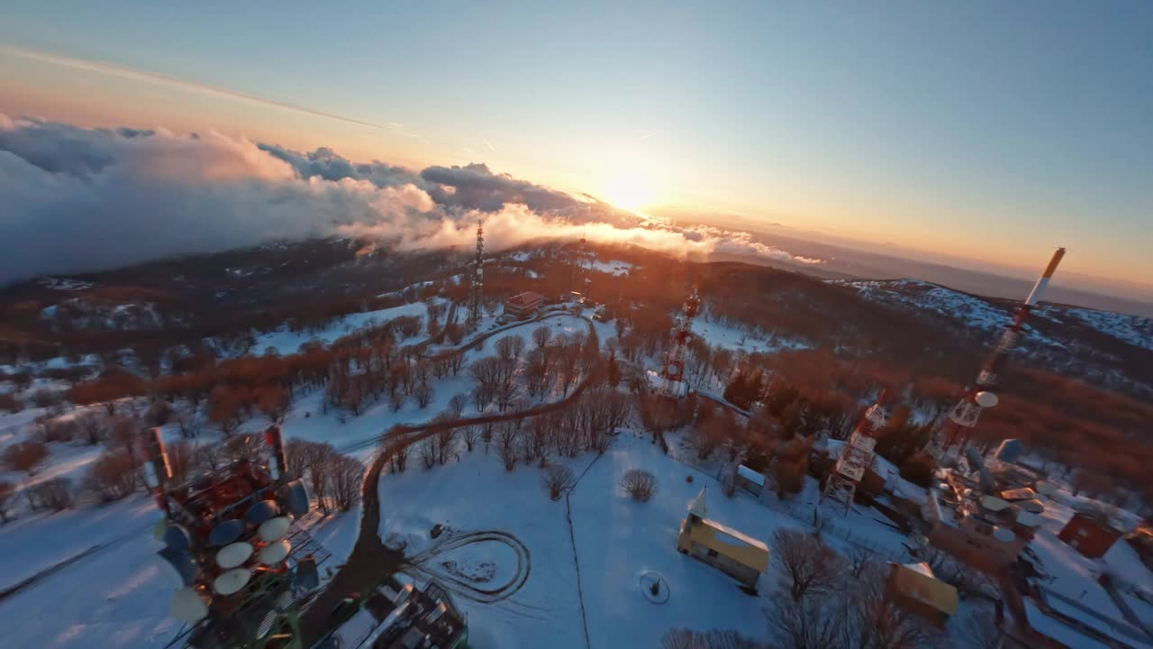 在美丽的日出期间，FPV无人机飞越雪山景观视频素材