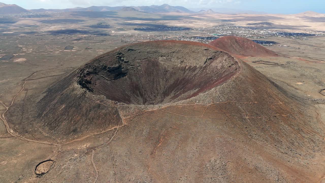 西班牙加那利群岛卡尔德隆宏都火山的航拍片段，深火山口科拉雷霍和拉哈雷斯富埃特文图拉视频素材