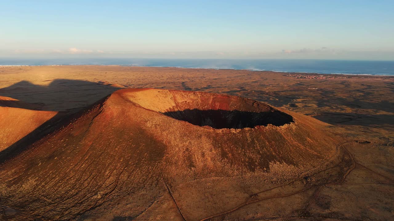 西班牙加那利群岛卡尔德隆宏都火山的航拍片段，深火山口科拉雷霍和拉哈雷斯富埃特文图拉视频素材