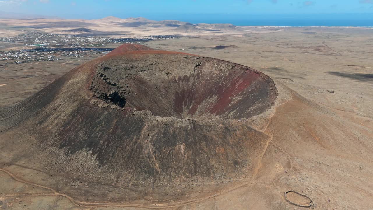 西班牙加那利群岛卡尔德隆宏都火山的航拍片段，深火山口科拉雷霍和拉哈雷斯富埃特文图拉视频素材