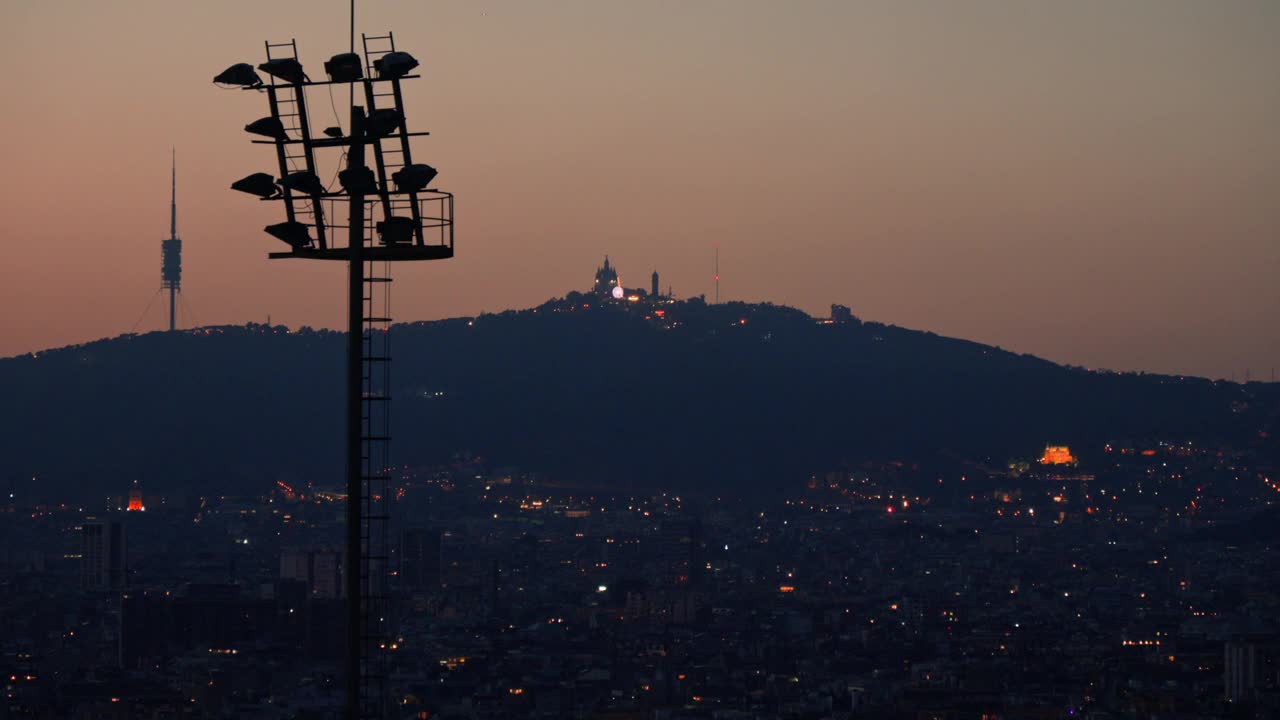 从山上俯瞰城市夜景视频素材