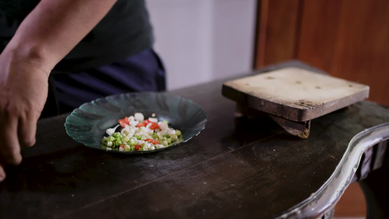 男人在家里动手做饭。视频下载