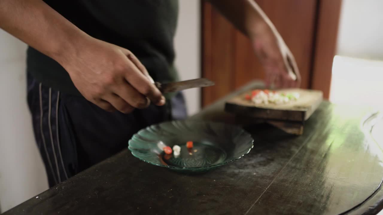 男人在家里动手做饭。视频下载