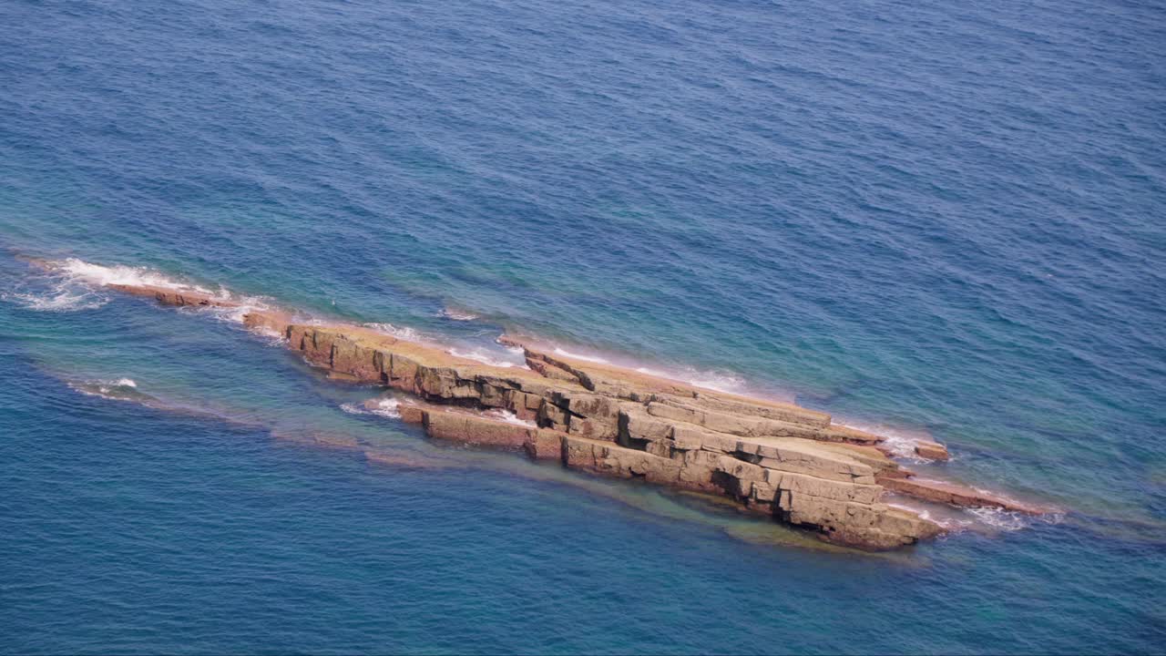 海洋岩石露头的鸟瞰图视频素材