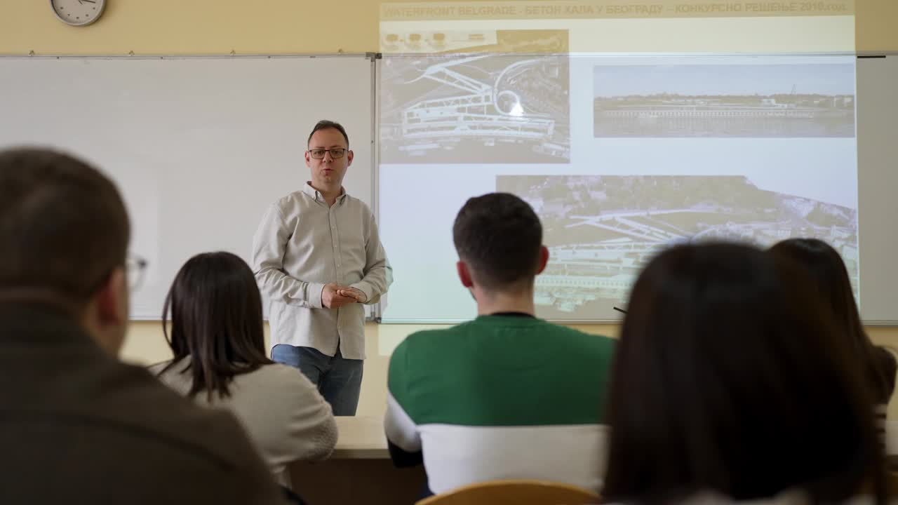 在大学授课的建筑学教授视频下载