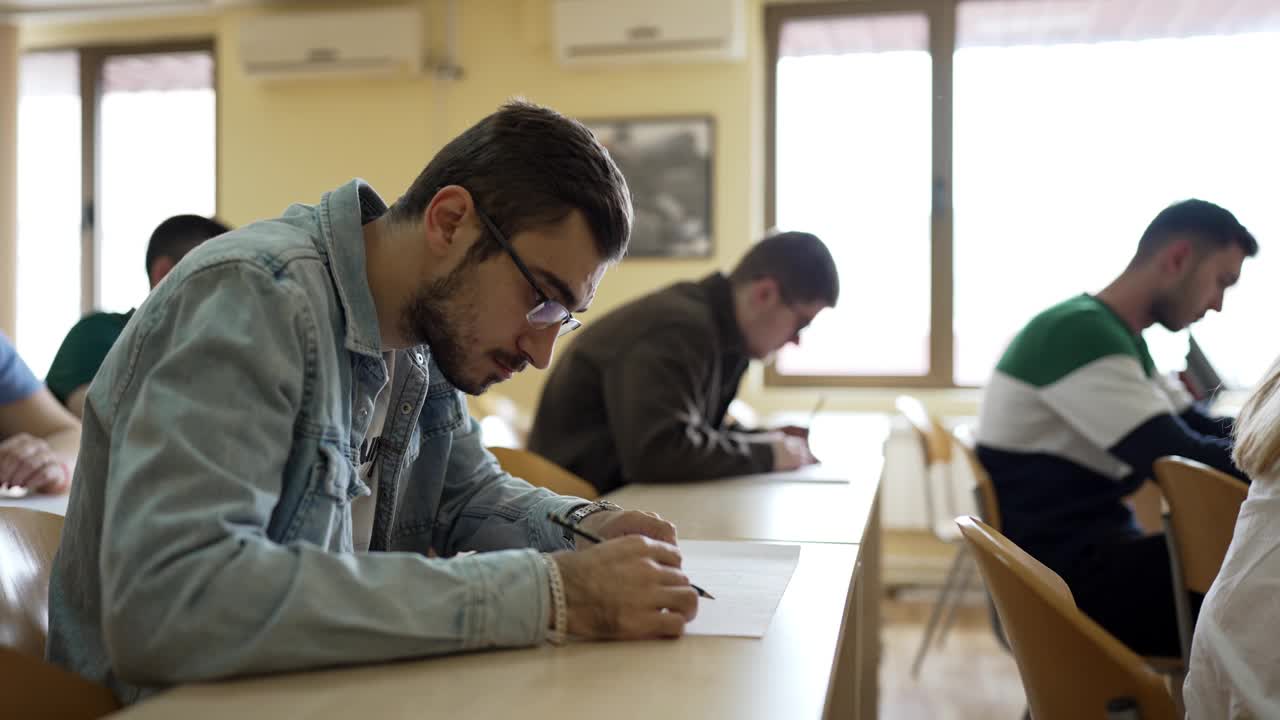 在大学课堂上专心做测试的学生视频下载