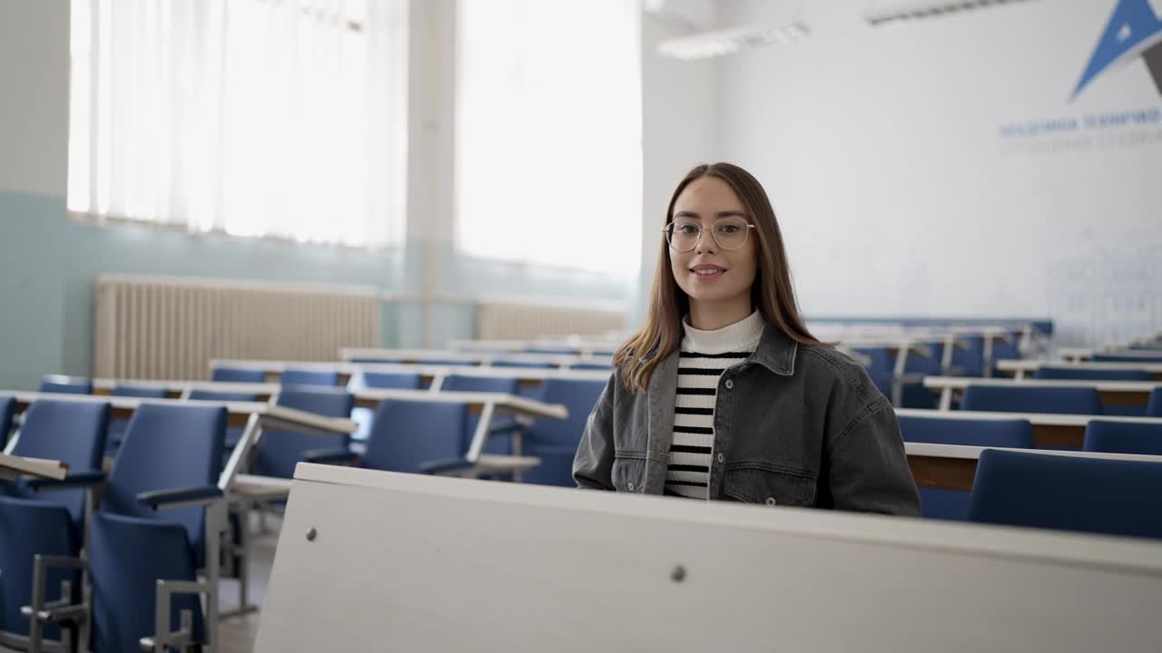 一个年轻女大学生的肖像视频素材