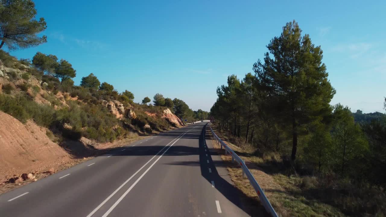 在一个阳光明媚的日子里，穿过西班牙巴塞罗那马加内尔地区的风景秀丽的道路视频素材