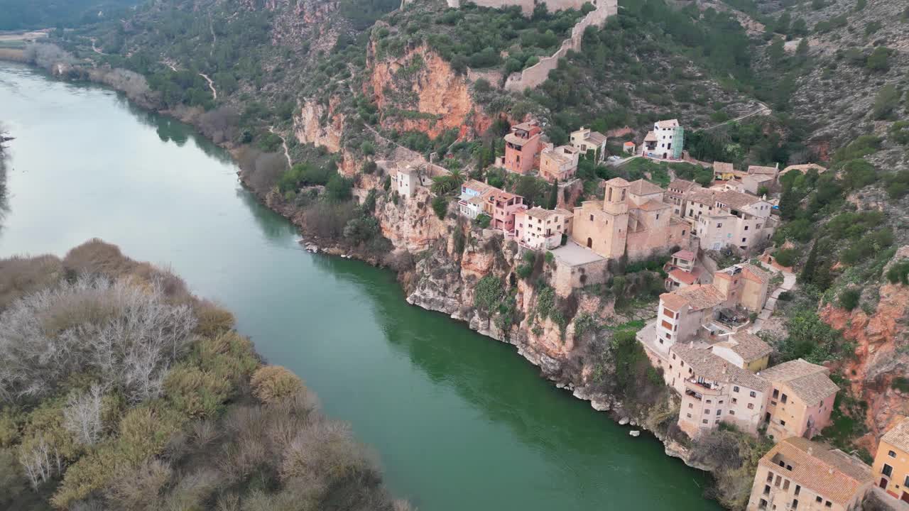 米拉韦特镇位于西班牙塔拉戈纳，沿河风景优美，景观郁郁葱葱，鸟瞰视频素材