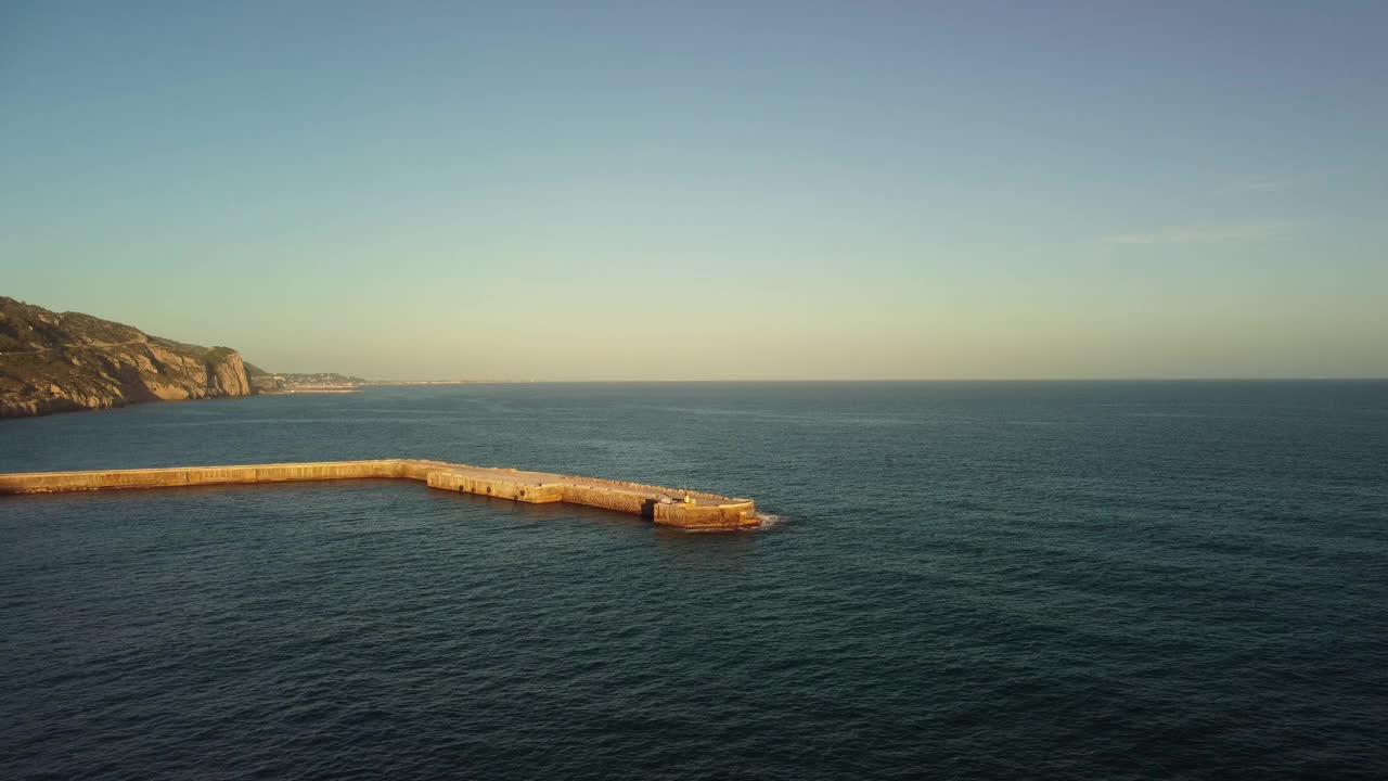 日落时的Costa garraf，远处是水泥厂，鸟瞰图视频素材