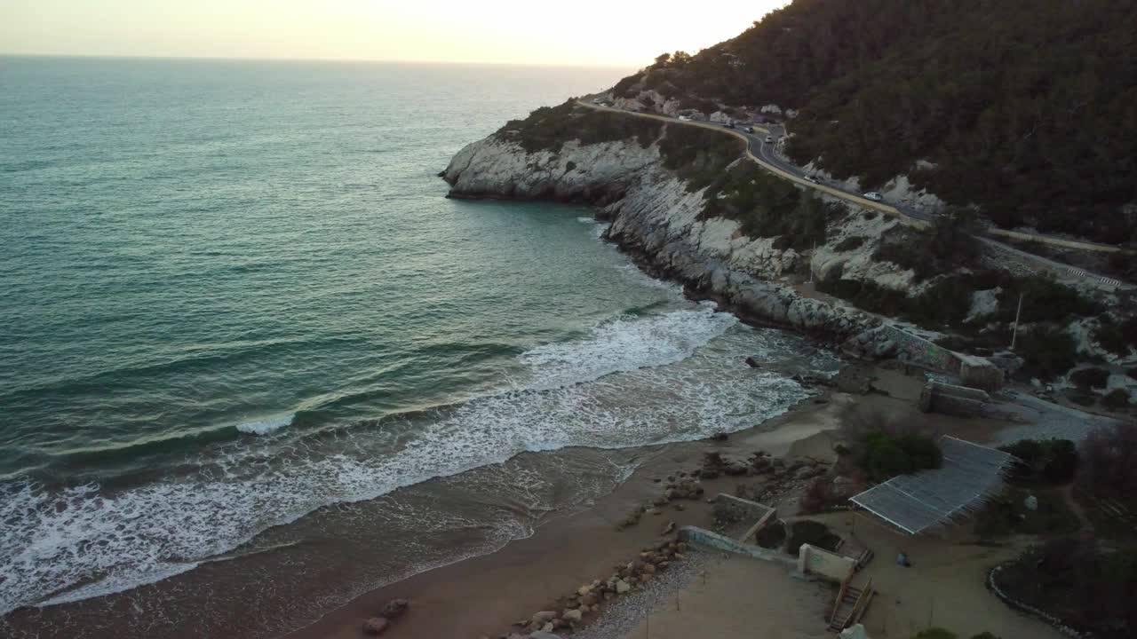 日落时，海岸附近的老水泥厂，海浪拍打海岸，鸟瞰图视频素材