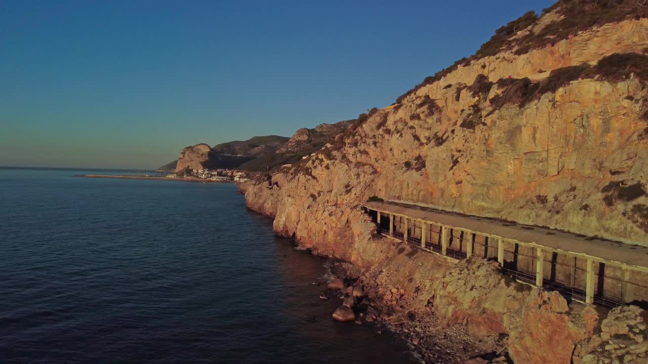 日出时，西班牙巴塞罗那的吉内斯塔港岩石海岸线的美景视频素材