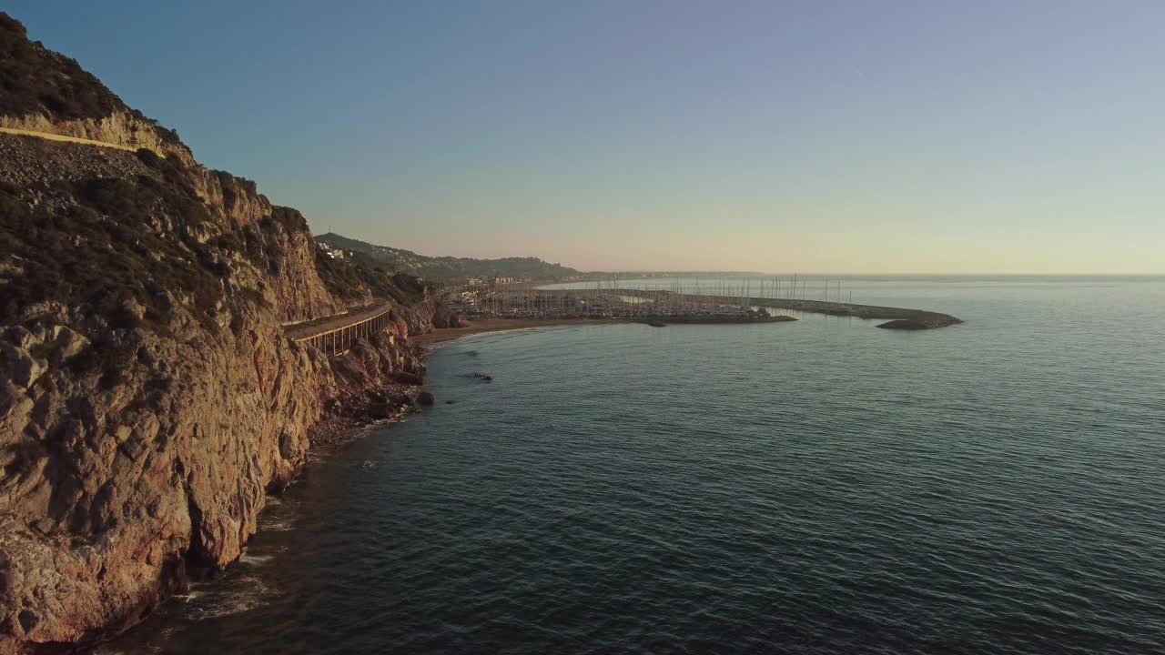 西班牙巴塞罗那日出时的海岸线和吉内斯塔港鸟瞰图视频素材