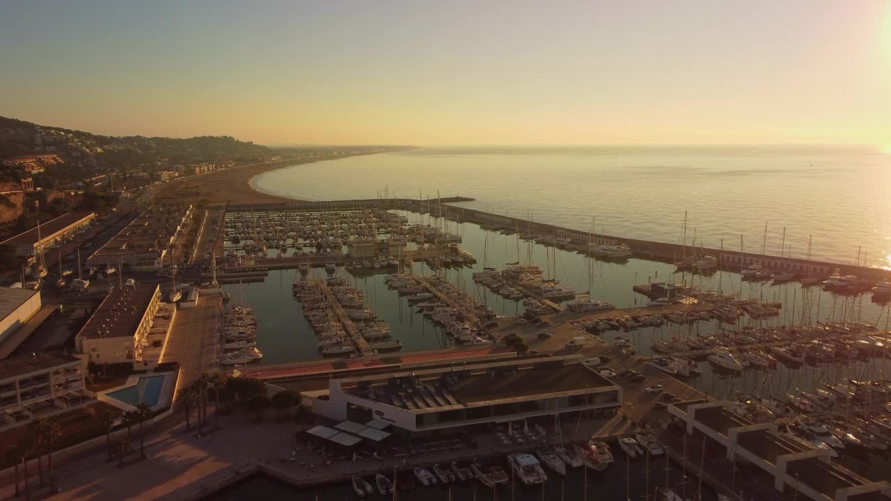 巴塞罗那吉纳斯塔港码头的日出，地中海海岸线的壮丽景色视频素材